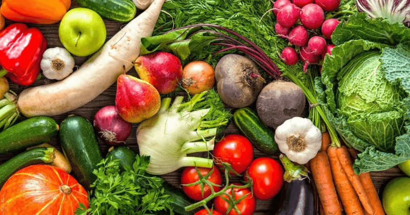 Légumes frais et colorés joliment disposés, mettant en valeur leur diversité et leur fraîcheur.